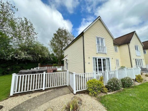 Bourton House Windrush Lake